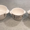 かわいらしいデザインの器。大きい方はお父さん、小さいほうはお子さん向き。 【親子向けの器】